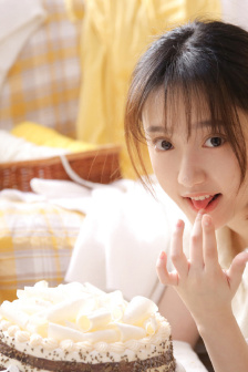 上官婉儿拿一支笔稿自己
